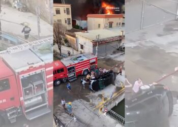 影音/廣東一輛轎車擋住消防車救災道路 民眾聯手將車掀翻推走