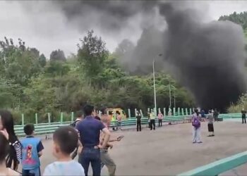 影音/四川成都雲頂山一號隧道貨車追尾爆炸起火