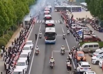 影音/中國一年一度高考 1335萬名考生參加考試