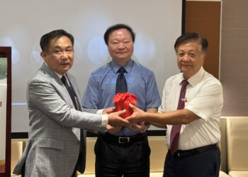 高師大校友總會長曾繼輝博士接任 吳敏男博士功成身退