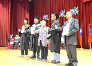 少見畫面   一家人同框畢業   莊怡亭獲頒宏國德霖科大董事長獎