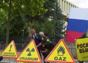 影音/法國環保活動人士盜走馬克宏蠟像 放在俄羅斯大使館前抗議