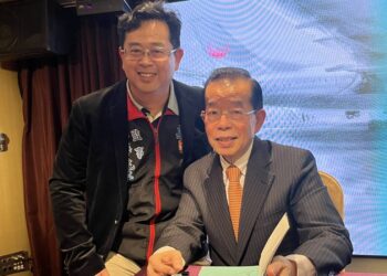 高雄市左楠區市議員參選人薛兆基與前行政院長謝長廷在簽書會合影。（翻攝自薛兆基臉書）