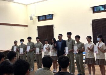 南一文粹新書發表 南一中校友恒耀企業吳榮彬董事長頒給每位入選同學獎學金