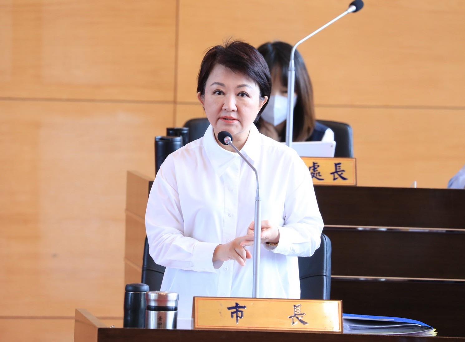 台中市長盧秀燕於市議會接受詢答場景。(翻攝自盧秀燕臉書)