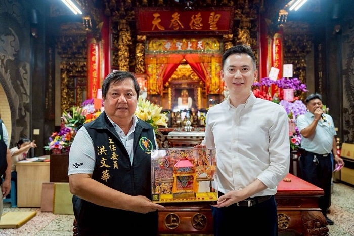 白沙屯拱天宮主委洪文華熱情回應並敲定日期。拱天宮更特別回贈象徵媽祖座駕的「粉紅超跑」模型,代表祝福與友誼。 (竹北市公所提供)