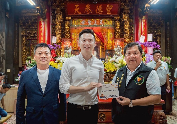 竹北天后宮主委林啟賢(左起3人)與竹北市長鄭朝方共赴白沙屯拱天宮邀請駐駕,拱天宮主委洪文華表示支持並回贈「粉紅超跑」模型,作為祝福與友誼。(竹北市公所提供)