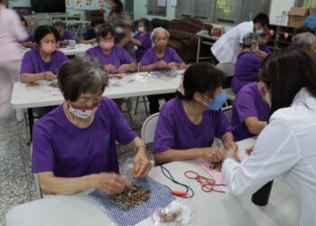 長輩常會腰痠背痛  彰醫中醫衛教師社區傳授藥草球妙方