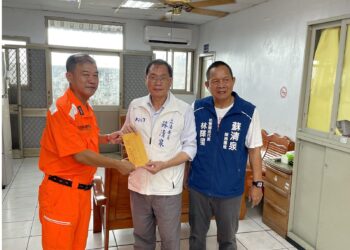 英勇跳海救溺生 原民陸戰弟兄獲蘇清泉親頒加菜金