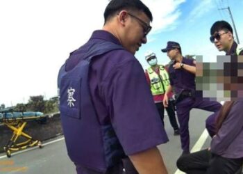 女子坐橋邊險象環生 潮暖警奮力狂奔 抱下解除險境