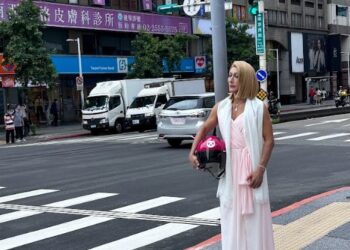 台北街頭撞見「肌肉版席琳狄翁」跑外送 網友笑瘋:是潘若迪啦!