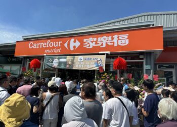 家樂福插旗屏東潮州    鄰近光春國中小與潮州高中、車站商圈
