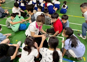 議員和烏龜一起當助教 遠雄環境教育列車駛入校園