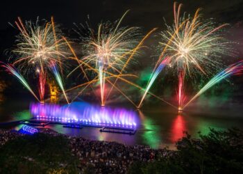 碧潭水舞倒數計時     結合火焰特效創新演出     民眾把握最後觀賞機會