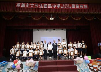 嘉義市各國中畢業典禮溫馨登場 黃敏惠為畢業生送上祝福