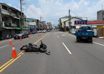 影音/嘉義縣中埔鄉小貨車雙黃線直接迴轉 與後方機車碰撞