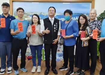 希望急難救助基金會執行長葉萬教及前馬公市長葉竹林等成員前往馬公市公所捐助慰助金。（圖/翻攝自葉竹林臉書）