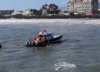 國中生屏東枋寮海域戲水遇海流　海巡緊急救援6人，1人持續搜救