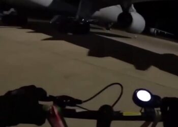 影音/大搖大擺闖英軍基地 英國親巴勒斯坦組織破壞兩軍機