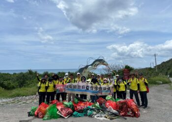 響應世界環境日守護淨灘　屏縣環保戰士帶走垃圾