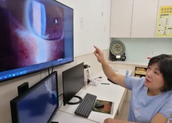 勿戴隱形眼鏡接觸水體最嚴重可能致失明!信賴眼科籲保護眼睛 慎防角膜受傷