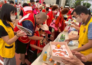 百歲人瑞牽手老伴逛市集 緊緊握住真愛