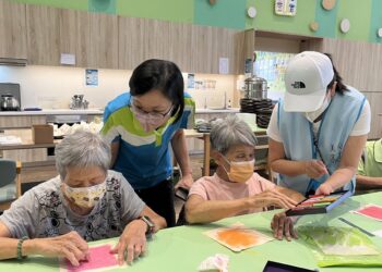 花壇日照長輩粉彩畫創作  現場畫筆飛舞、多采多姿
