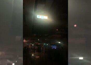 影音/宜蘭新月廣場驚傳停電 民眾摸黑吃飯逛街