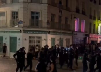 影音/竟拿不明注射器刺人 法國音樂節巴黎145人遭刺傷