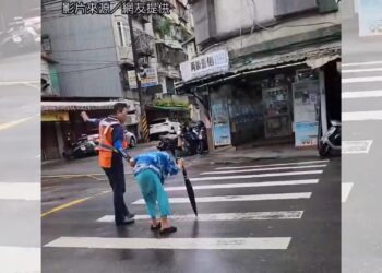 影音/帶駝背老阿嬤倒垃圾過馬路 新北清潔隊員感動上萬網友
