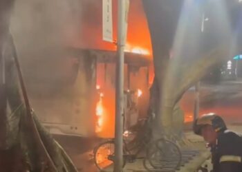 影音/北市262路電動公車突冒濃煙　乘客疏散完整車燒成火球