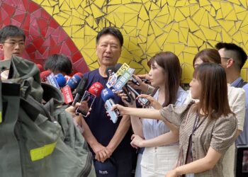 前中廣董事長趙少康21日在台北市榮星花園發起「北北基反惡罷造勢大會」於現場接受媒體採訪。（圖/翻攝自葉竹林臉書）