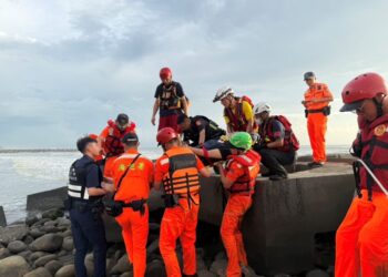 戲水民眾驚遭浪捲 海巡人員奔赴馳援