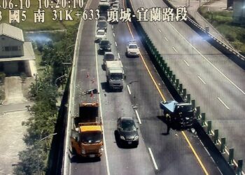 影音/國道5號南下31.6K路肩工程車遭小貨車撞擊 小貨車駕駛OHCA