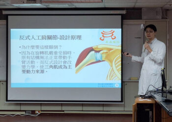 男肩膀疼痛無力 經反式人工肩關節置換術改善