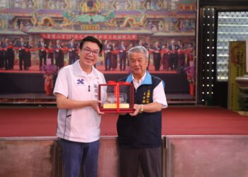 劉和然感謝三重護山宮:連續捐贈復康巴士 展現宮廟社會責任