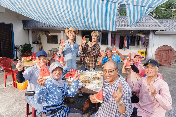 任賢齊(後左起)、鼓鼓與熱情村民一起吃飯。(圖/相信音樂提供)