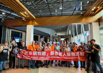 屏東志工暖心陪伴長者 逛賣場享受購物趣