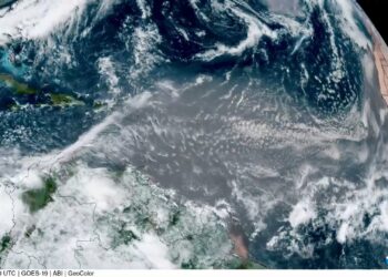 影音/撒哈拉沙漠的巨大塵埃柱從非洲飄向美國 拉開了北半球氣象夏季的序幕