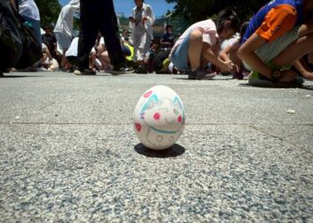 屏東書院端午立蛋祈好運 百民眾齊立蛋