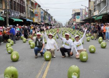 屏東佳冬端午封街立西瓜　880顆瓜齊立超壯觀