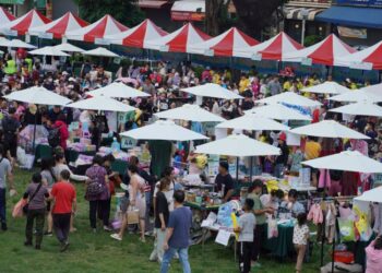 屏東縣二手物市集近萬人齊聚挖寶　周縣長名牌包2.5萬拍賣做公益