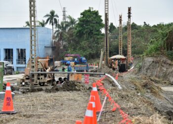 經濟部水利署南區水利局於高雄地區開挖抗旱水井。（圖／翻攝自陳其邁市長臉書）