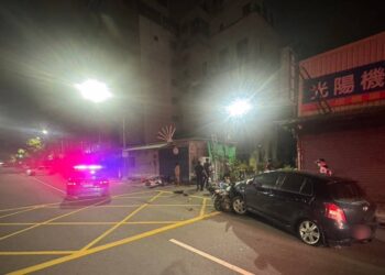 三民區大昌一路自小客駕駛酒駕　撞停路旁六部機車無人受傷