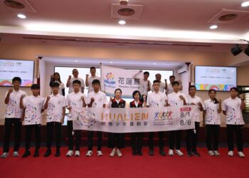 「2025國際少年運動會」 徐榛蔚授旗勉勵花蓮縣代表