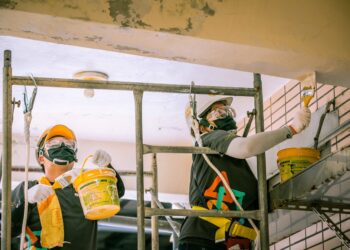 校舍地板櫃體發霉變形 遠雄志工出動搶修濱海偏鄉小學