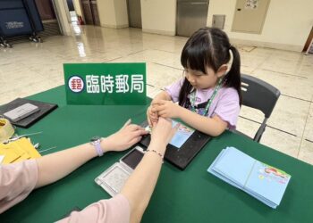 享受怡情、益智、會友的集郵樂趣 彰化郵局辦理暑期親子集郵研習營