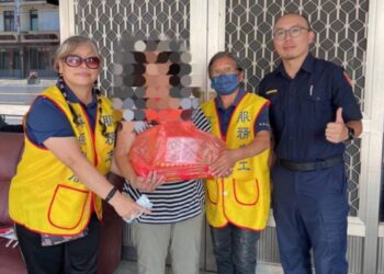 東港警偕志工中隊長　捐贈物資關懷弱勢