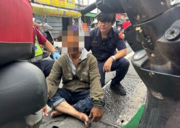 民眾路倒衛生所前 內埔警緊急協助送醫