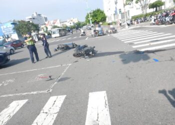 前鎮區翠亨路未兩段式左轉 2機車碰撞2傷送醫前鎮分局查處